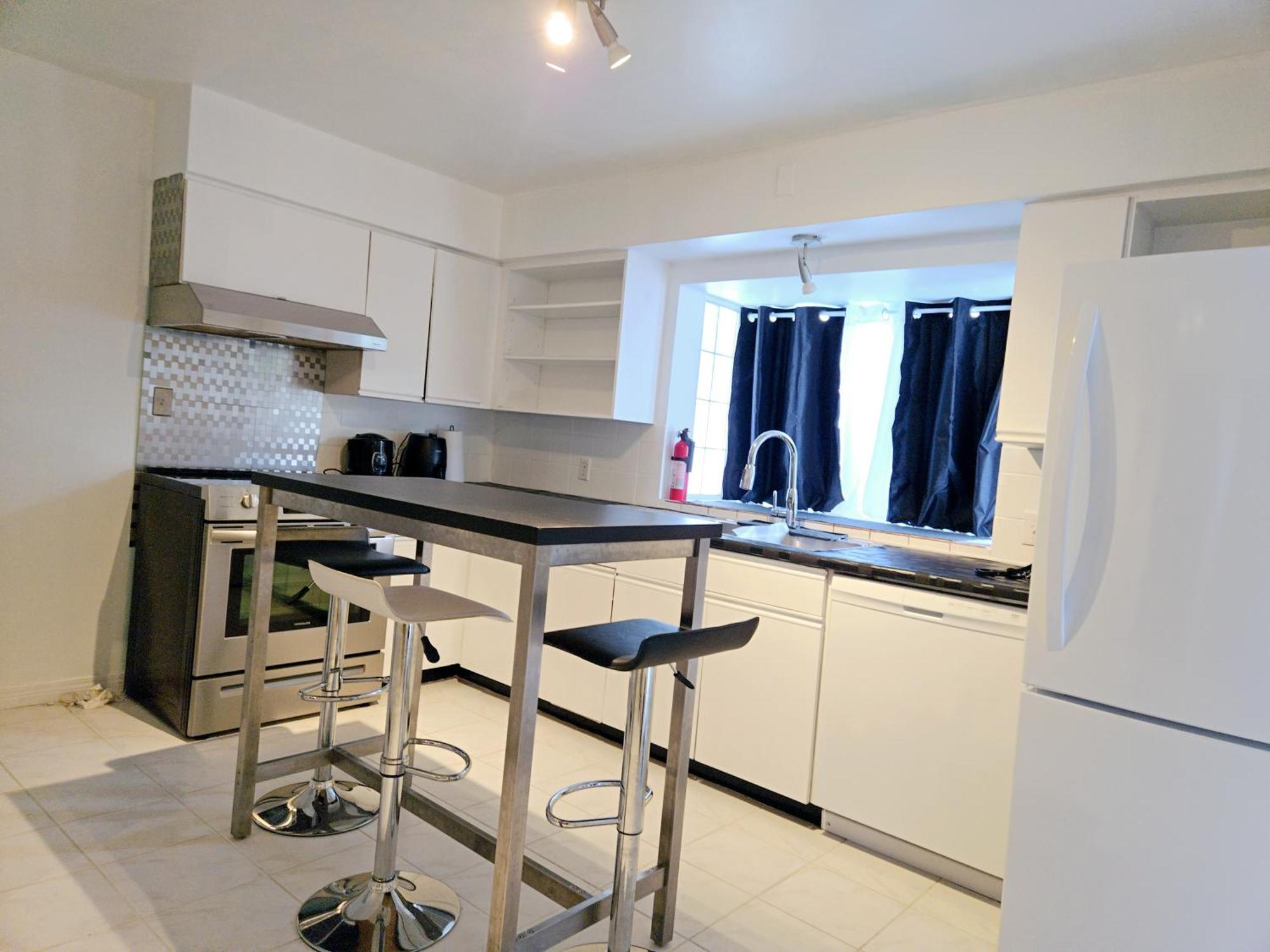 Charming Room With Attached Private Bath In The Heart Of Vancouver! Private Parking, Self Check-In & Just 4 Mins To Metrotown! Eksteriør billede