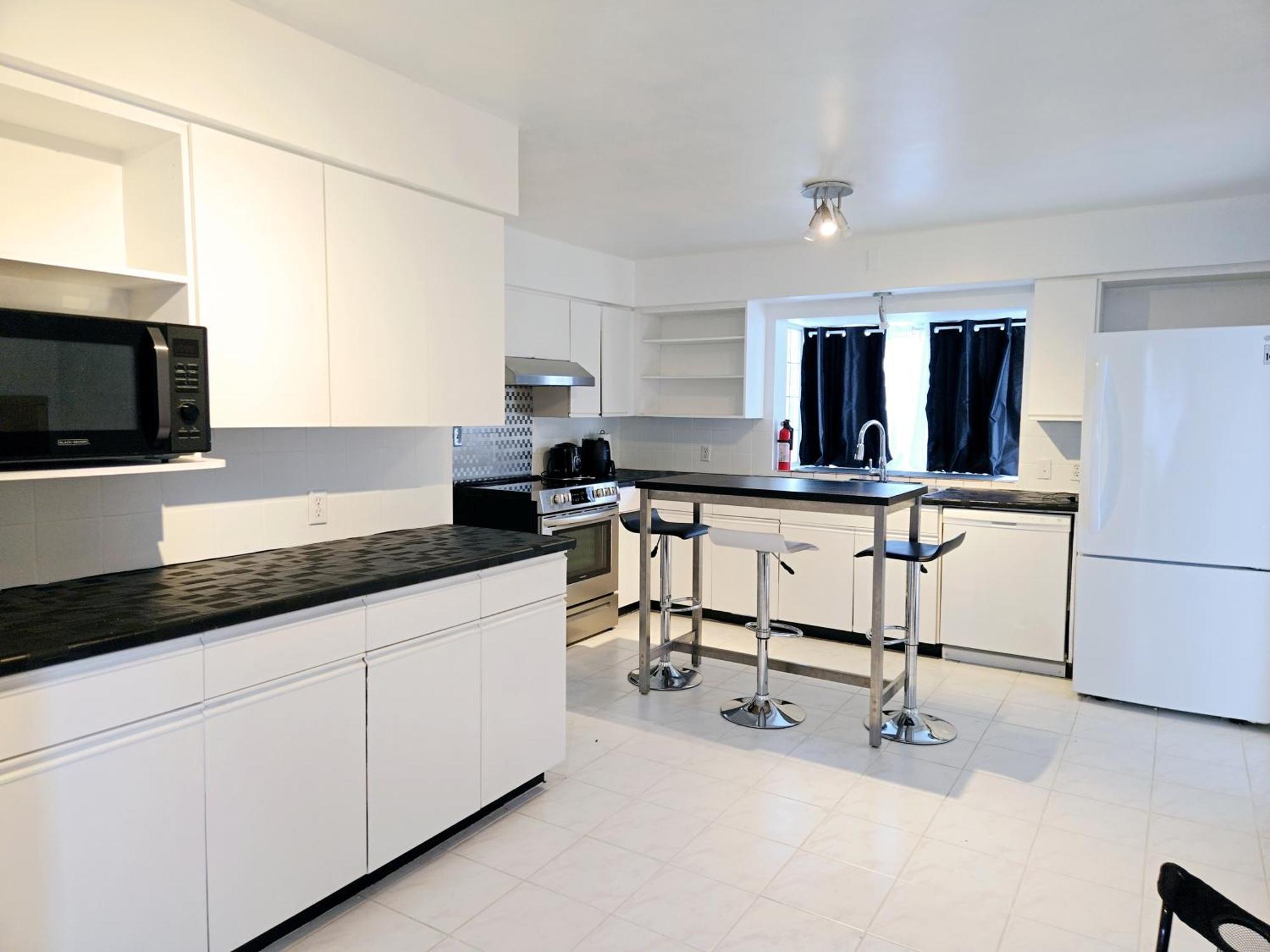 Charming Room With Attached Private Bath In The Heart Of Vancouver! Private Parking, Self Check-In & Just 4 Mins To Metrotown! Eksteriør billede